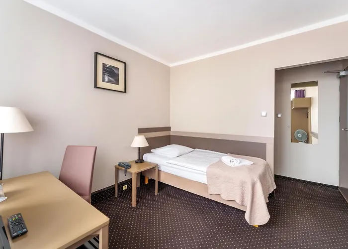 New Skanpol Hotel 3*