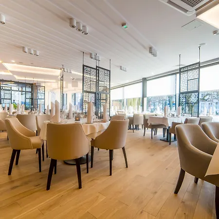 New Skanpol Hotel 3*